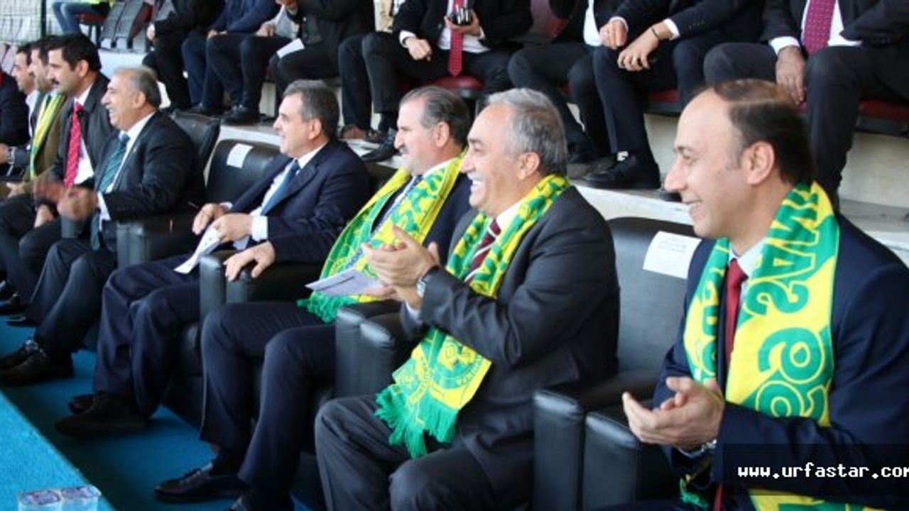 Urfaspor maçını bakanlar izliyor...