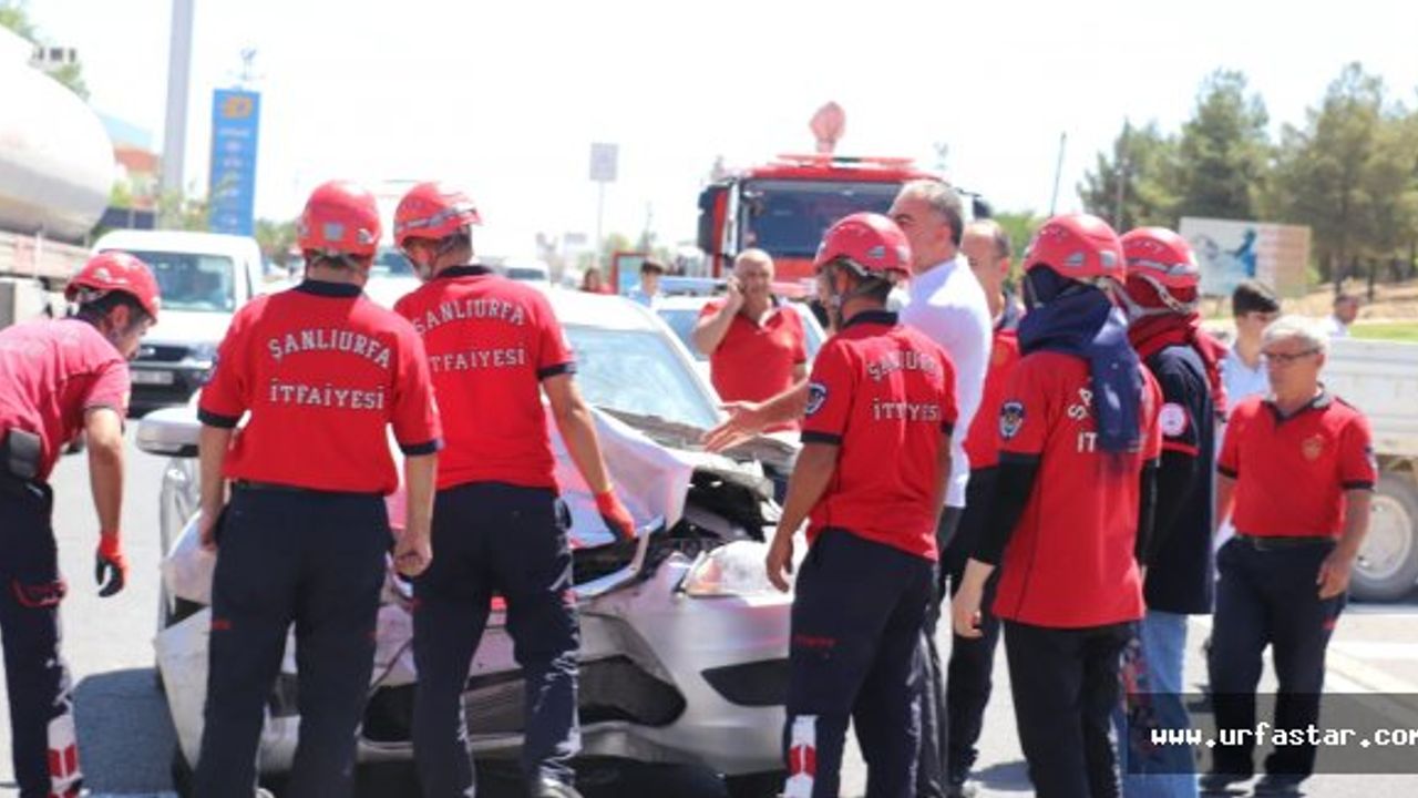 Evren Sanayide 3 araç birbirine girdi!