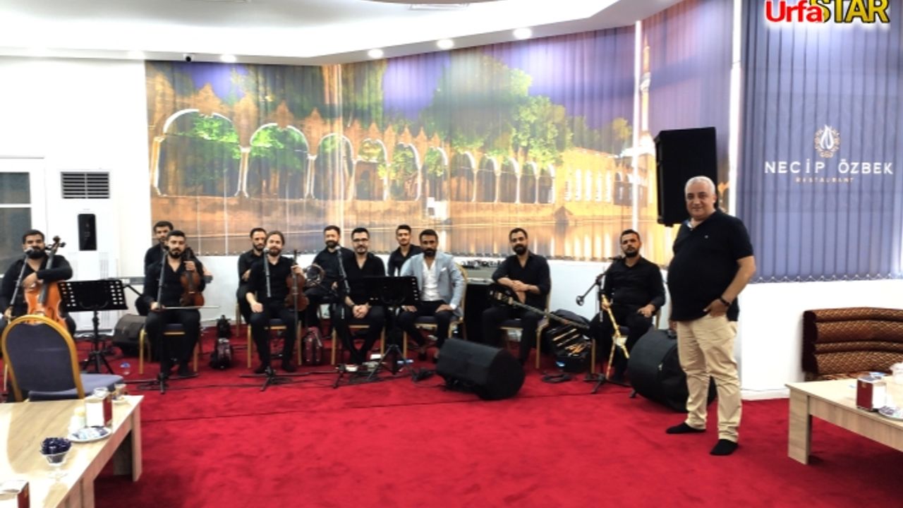 Necip Özbek restorantta sıra gecesi rüzgarı