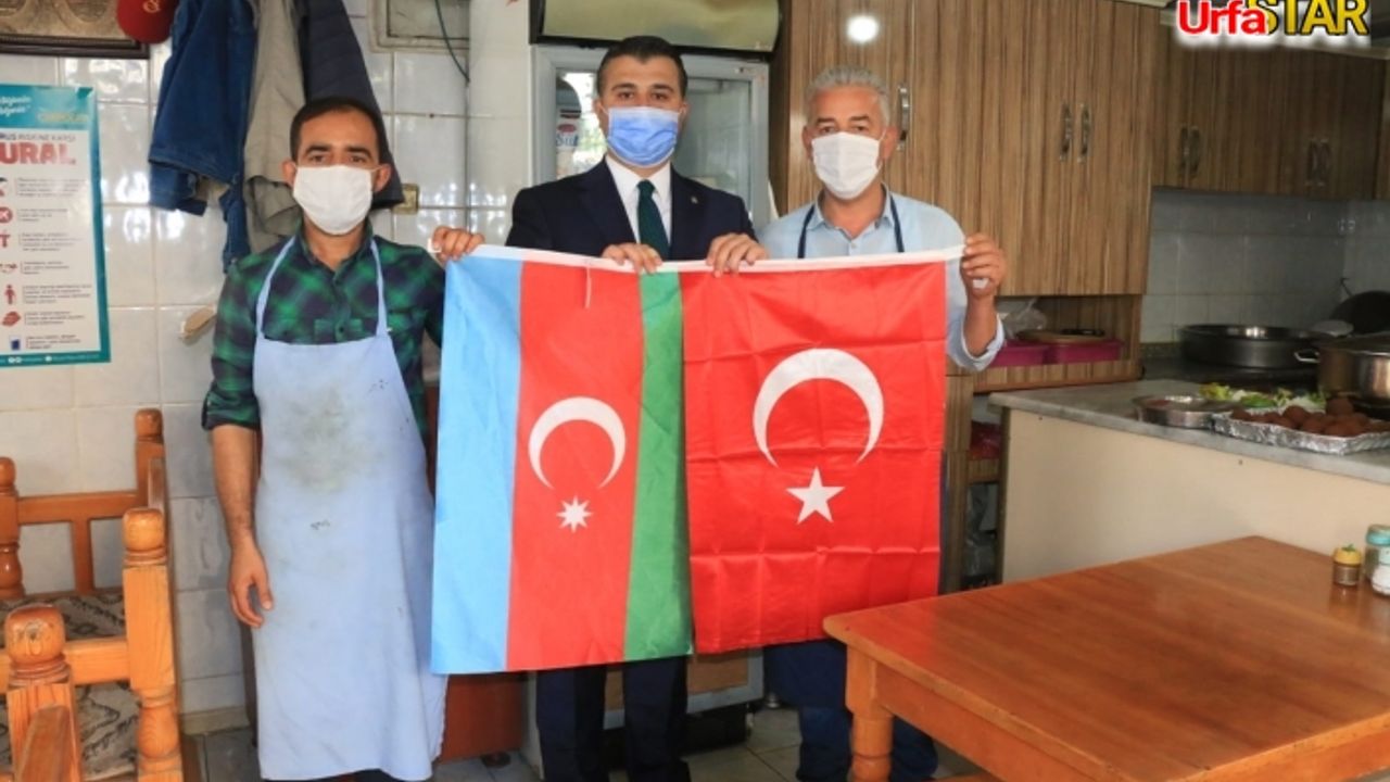 Urfa esnafına 2 devlet tek milletin bayraklarını dağıttılar