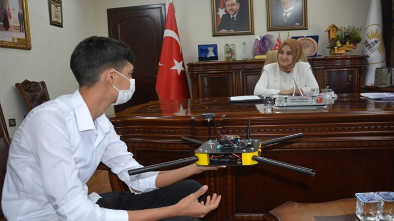 Başarılı öğrenciler yaptıkları İHA'yı Çakmak'a tanıttılar