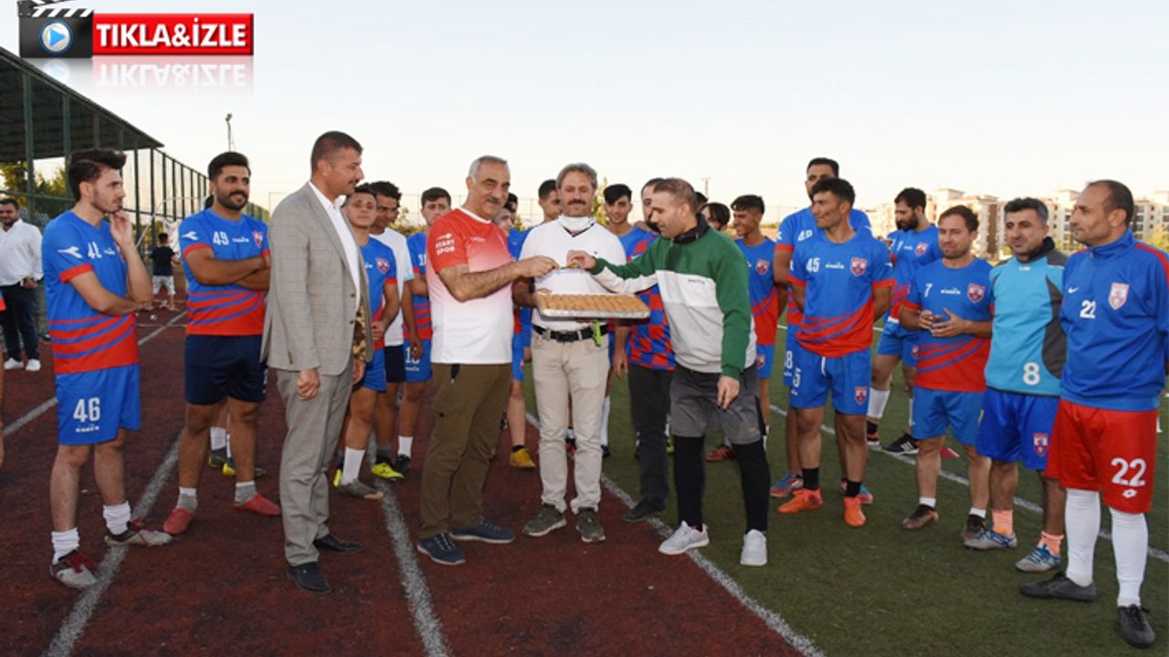 Bayık kendi elleriyle tatlı ikram etti