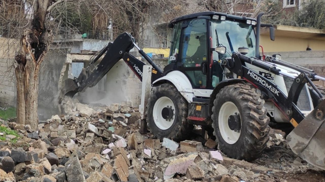 Viranşehir'de metruk yapıların yıkımı sürüyor