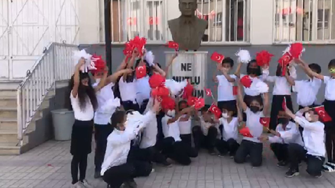 Besteledikleri 23 Nisan şarkısı coşkuyla söylediler