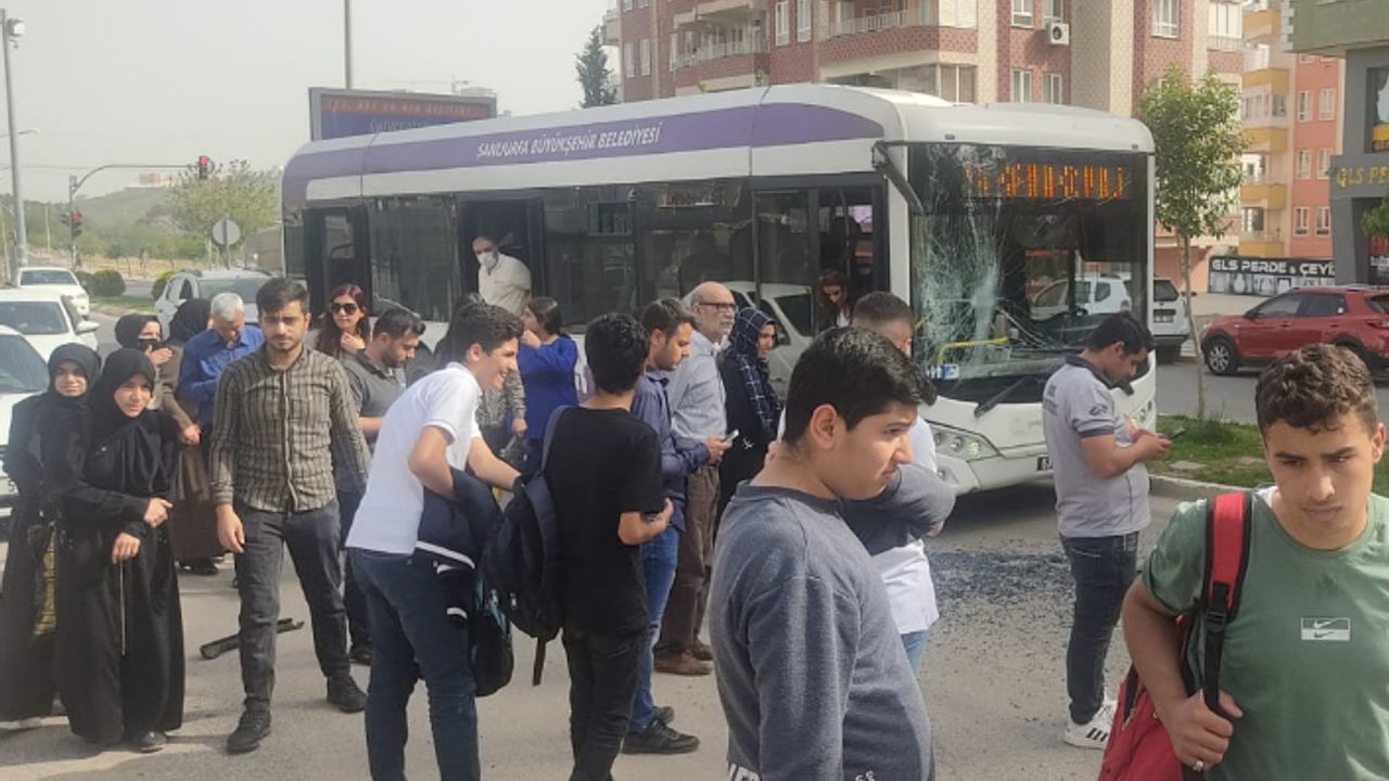 Karaköprü'de 2 otobüs birbirine çarptı!