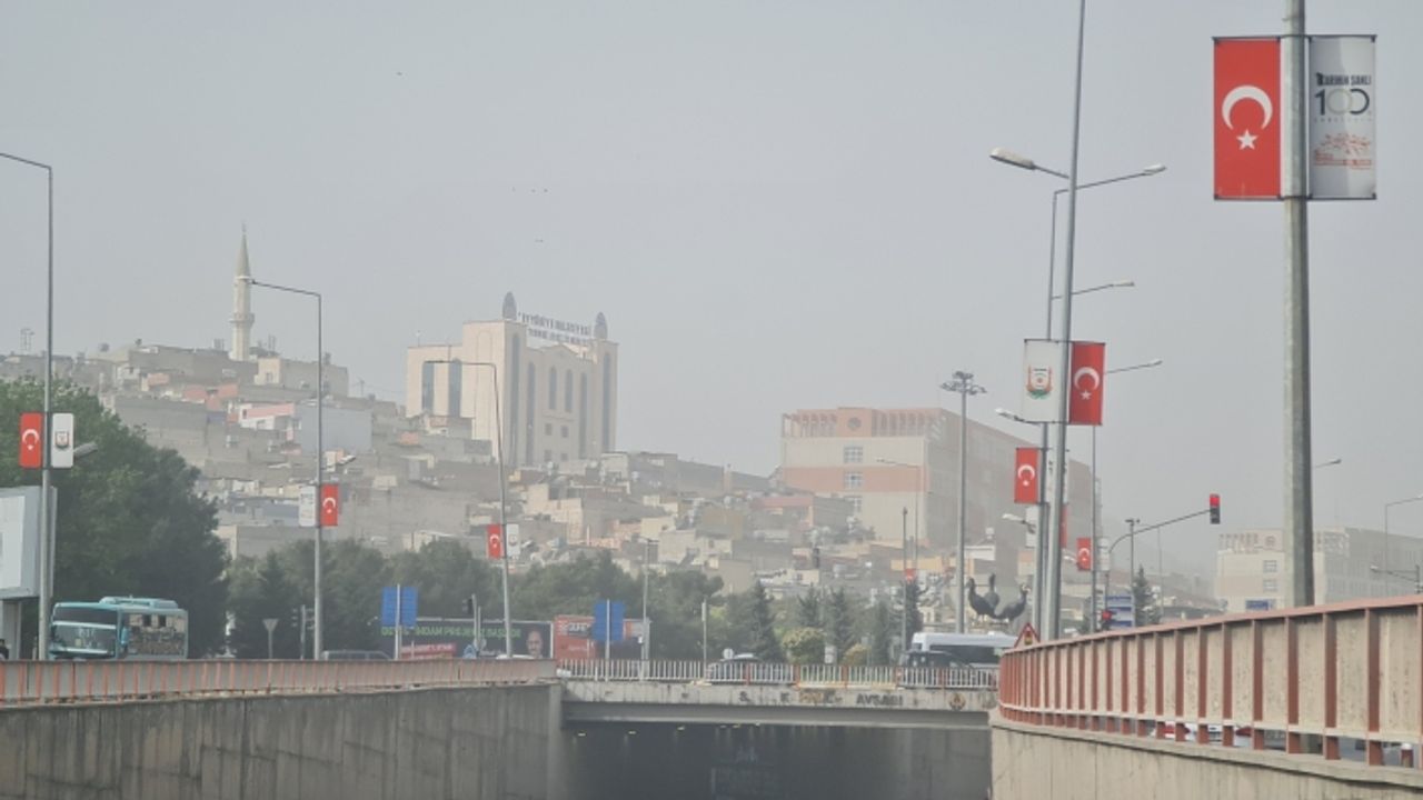 Urfa'da yoğunlaşan toz nefes aldırmıyor