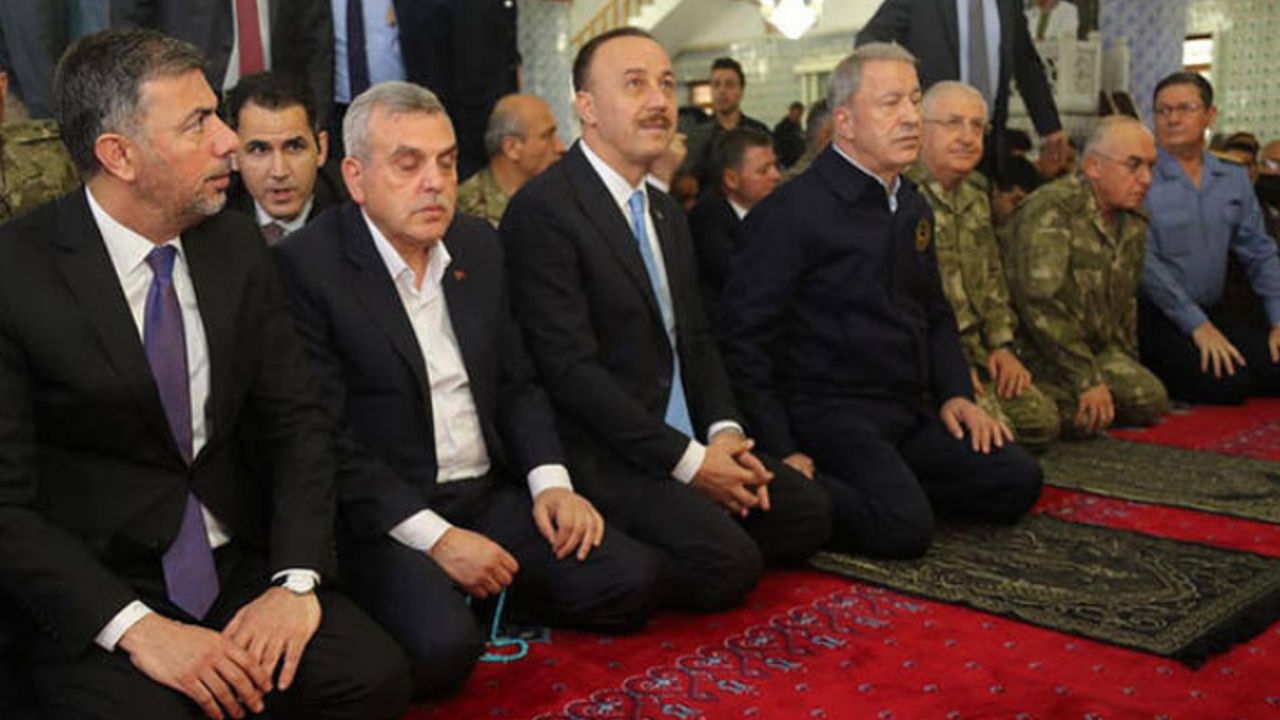 Bakan Akar, bayram namazını Urfa'da kıldı