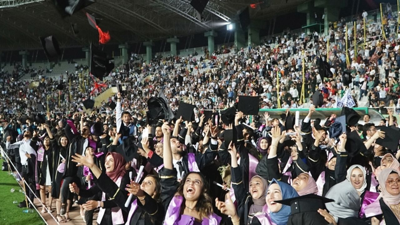 Urfa'da binlerce öğrenci kep attı