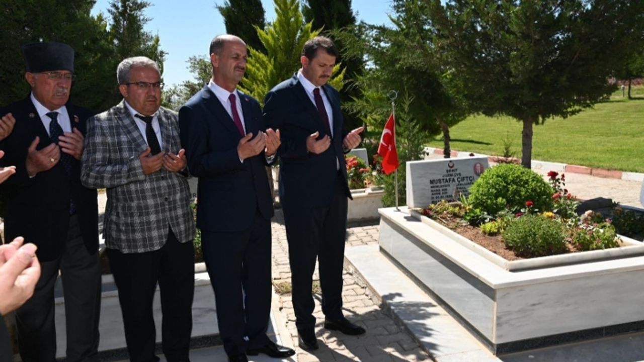 Vali Ayhan, Şehitlik kabristanını ziyaret etti