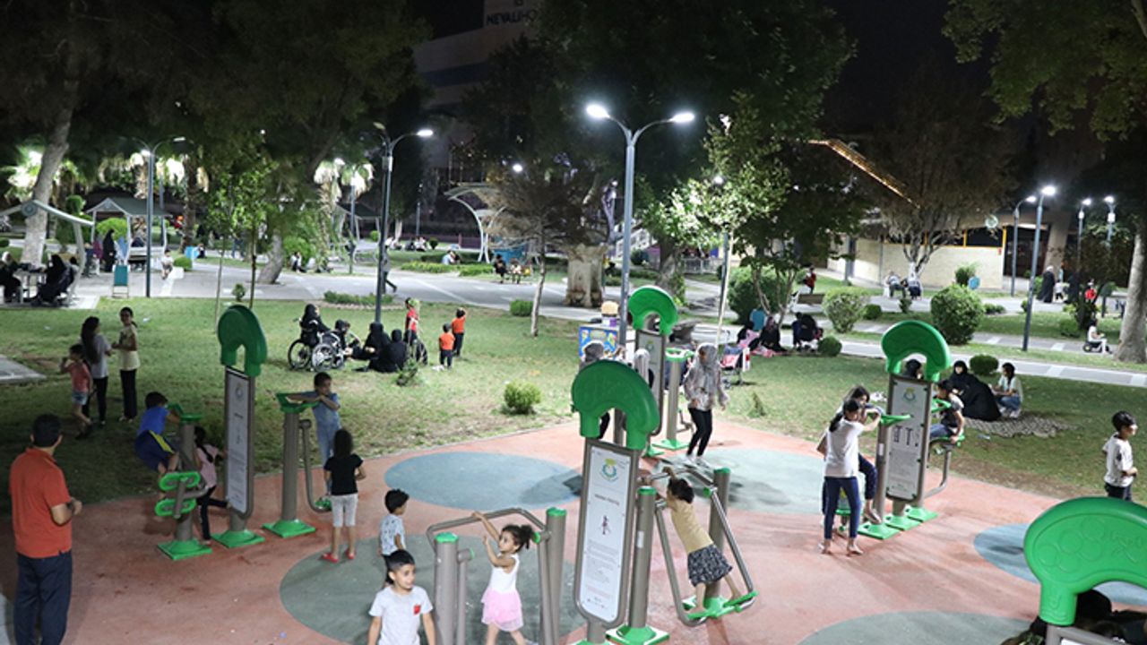 Haliliye'de parklar geceleri ışıl ışıl