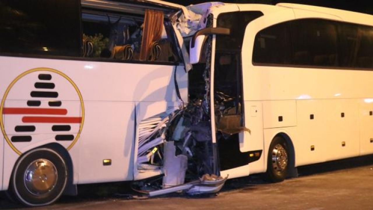 Tur otobüsü yolcu otobüsüne arkadan çarptı: 25 yaralı