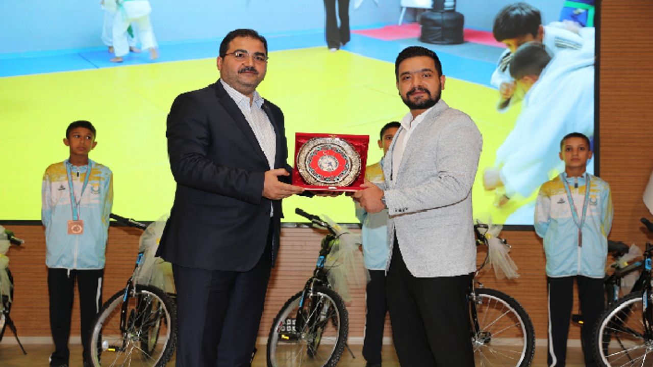Canpolat, madalya alan sporculara bisiklet hediye etti