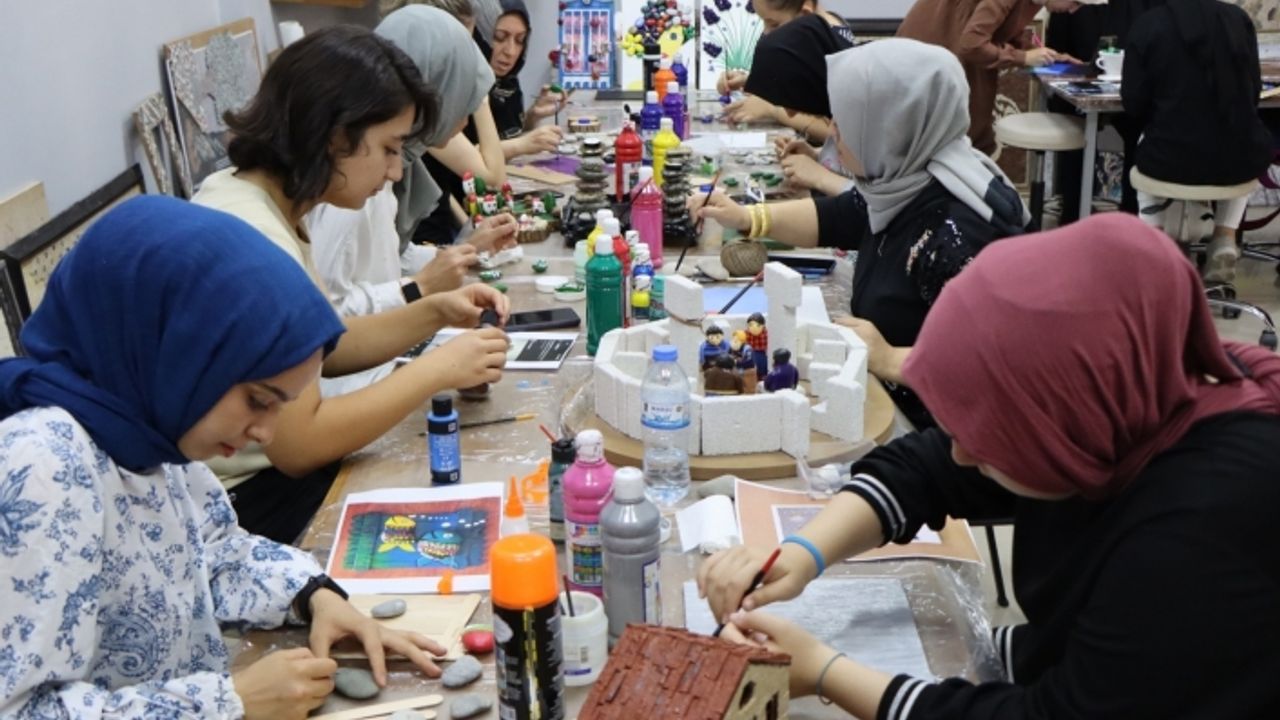 Hem meslek öğreniyorlar hem de para kazanıyorlar!