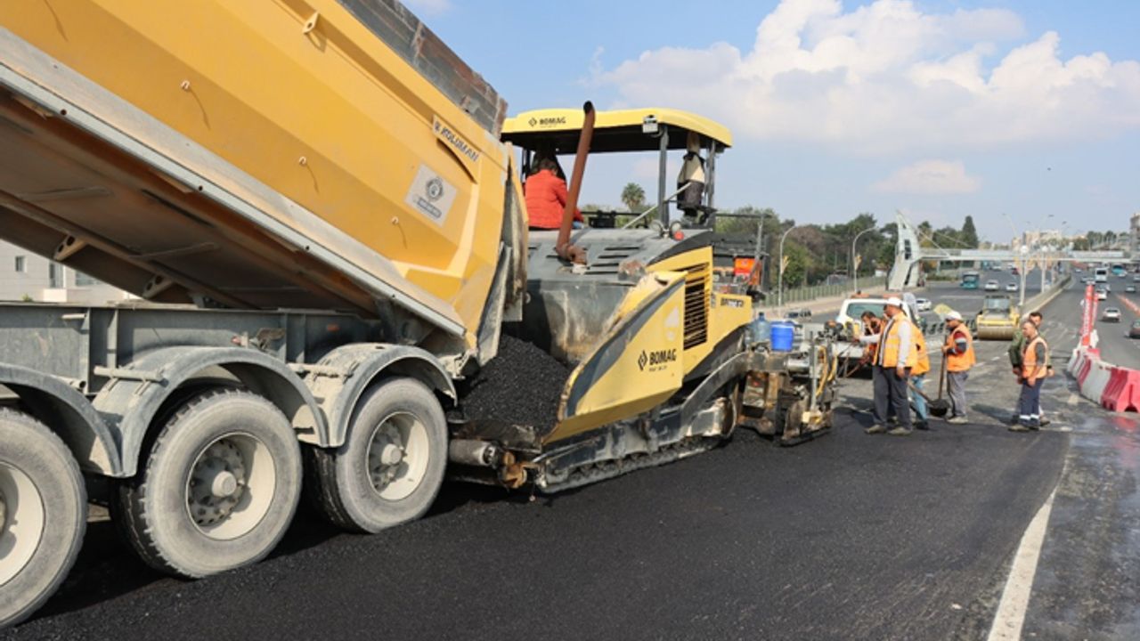 Abide Kavşağı'nda 2. köprüde asfalt seriliyor