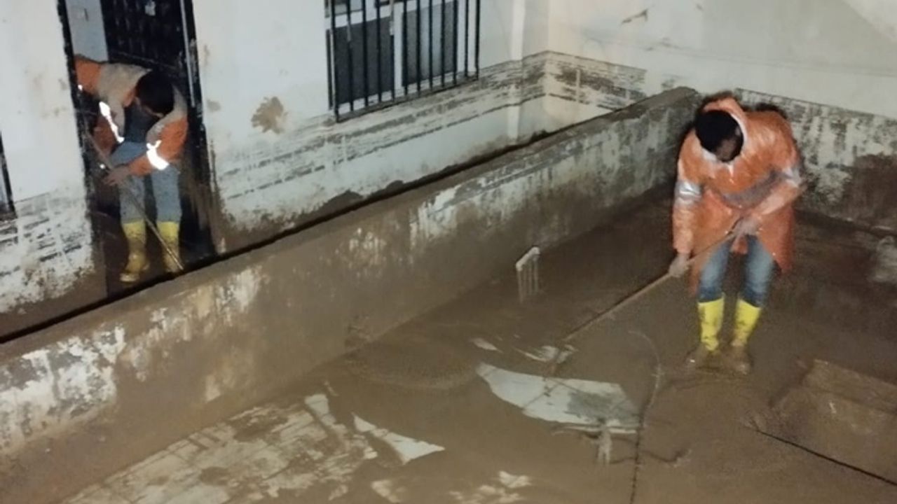 Haliliye'de selin bıraktığı izler siliniyor...