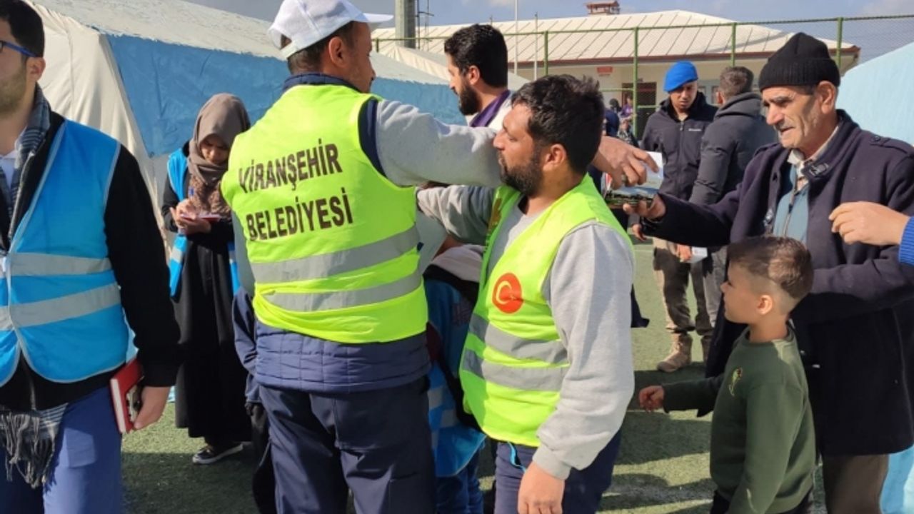 Viranşehir Belediyesi depremzedelere kandil simidi dağıttı
