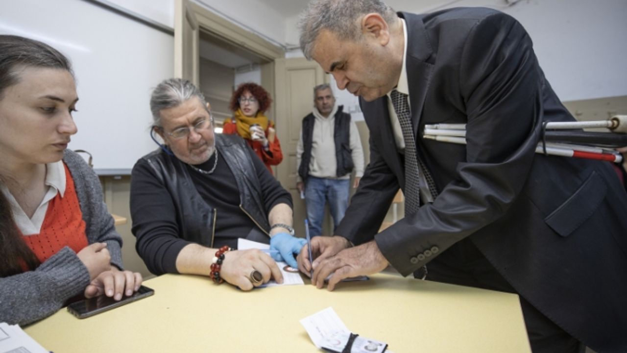 Görme engelliler bakın nasıl oy kullandı