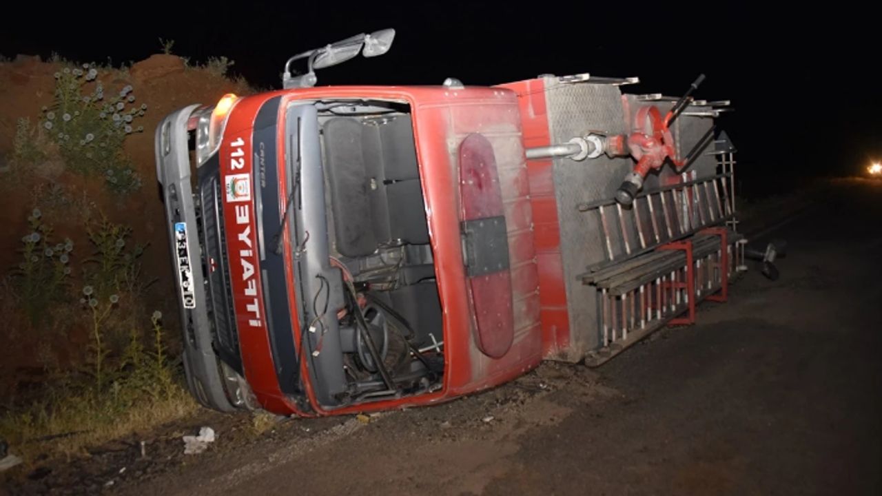 Urfa'da yangına giden itfaiye aracı kaza yaptı!