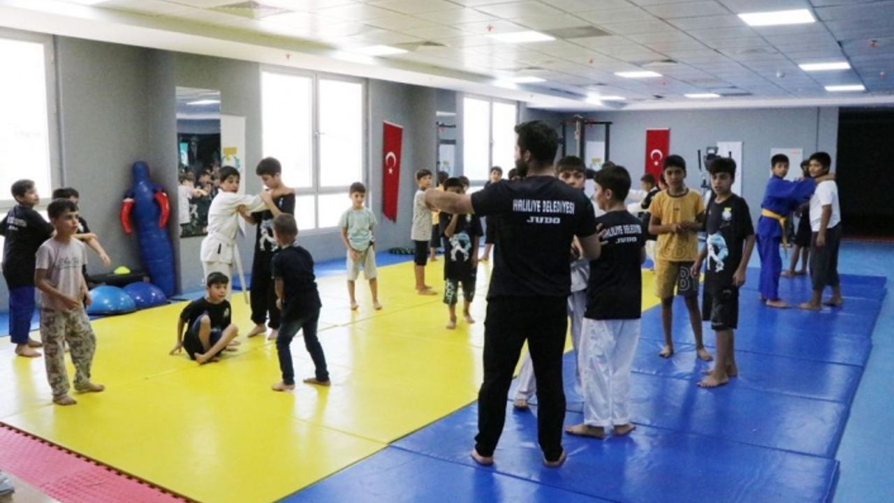 Haliliyeli gençler spor salonlarına yoğun ilgi gösteriyor