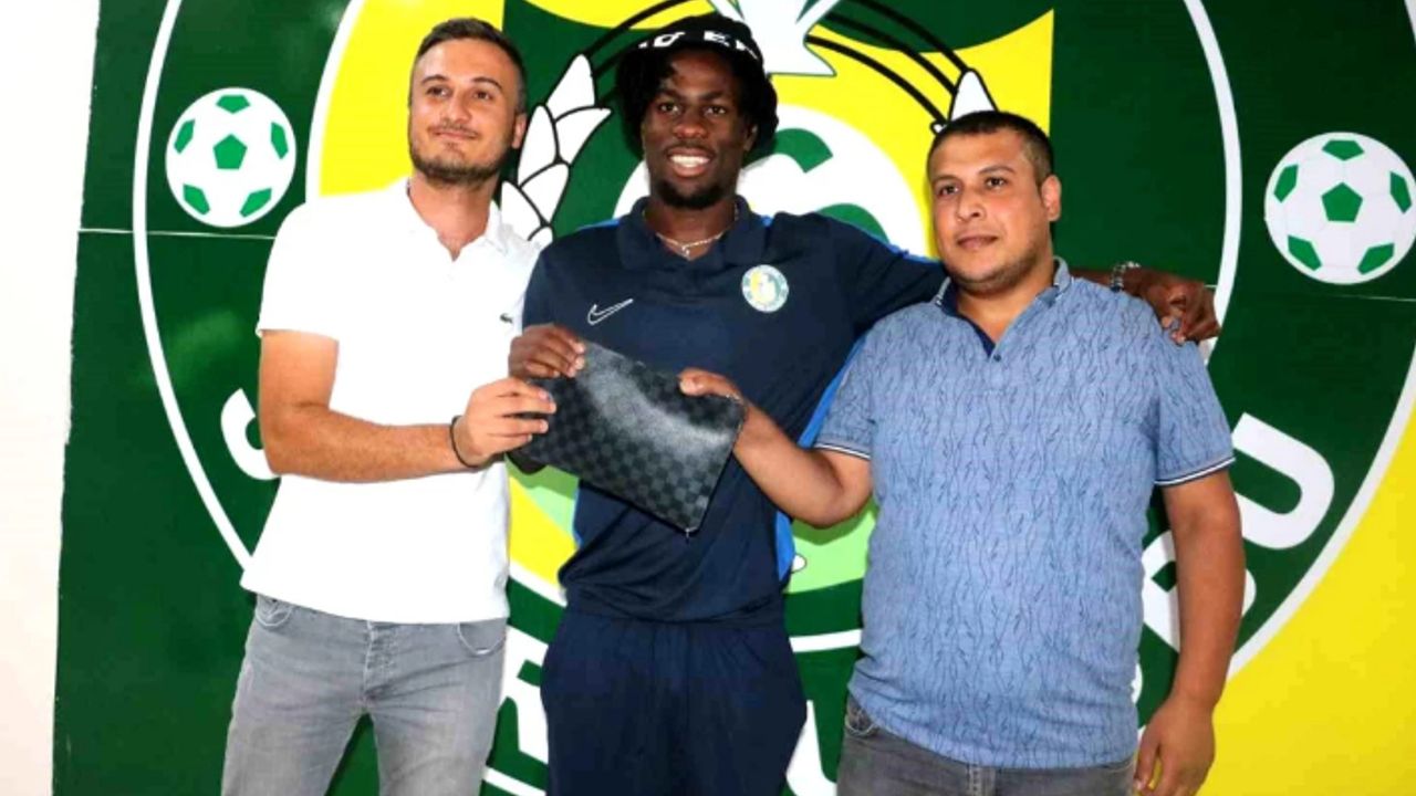 Urfasporlu siyahi futbolcu çantasını kaybetti ama...