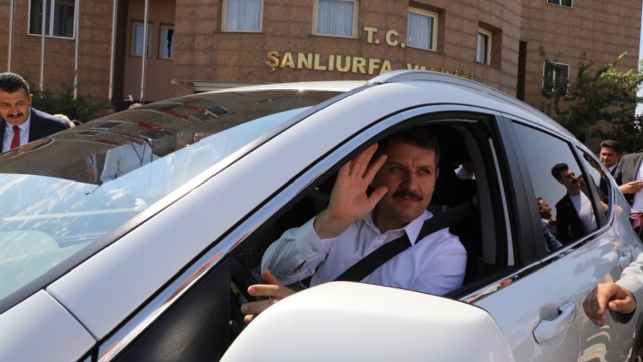 Vali Ayhan Urfalılarla kucaklaşıp yola çıktı