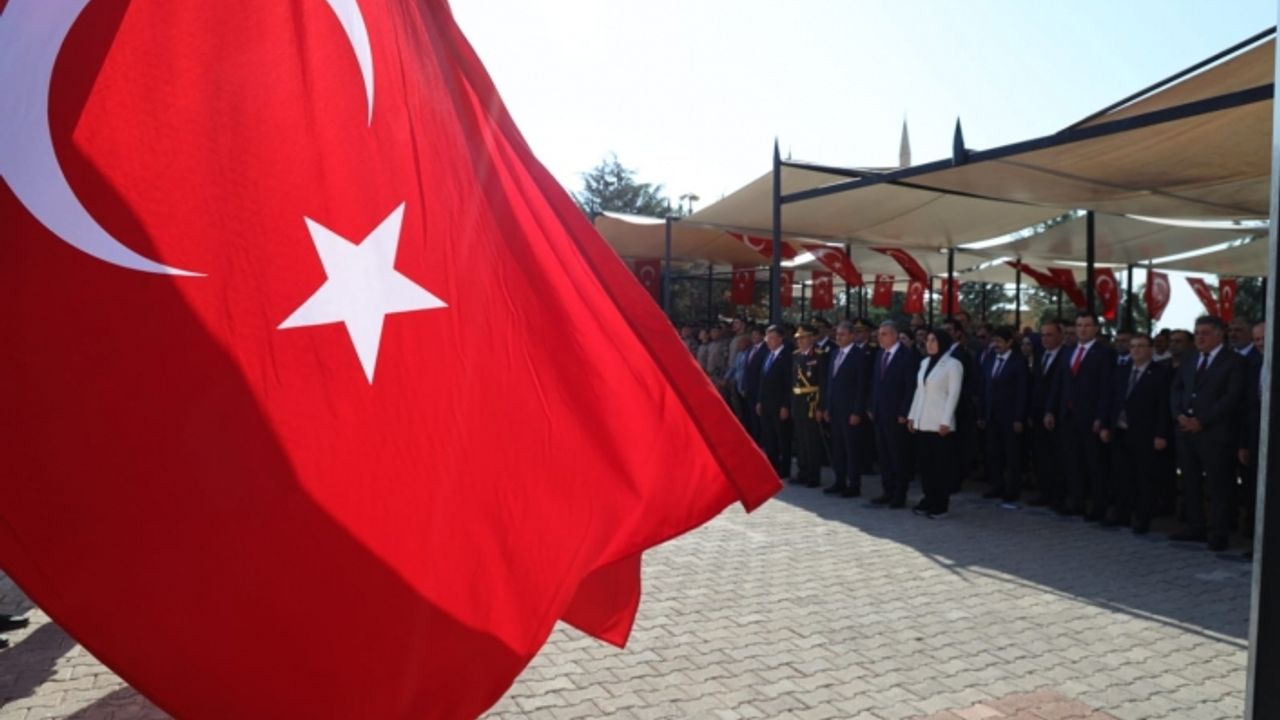 Zafer Bayramı coşkusu Urfa'da şehitlik anıtı ziyaretiyle başladı