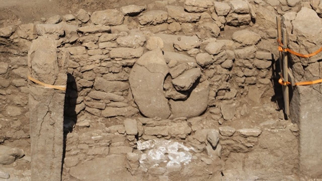 Flaş! Karahantepe'de boyalı heykel bulundu