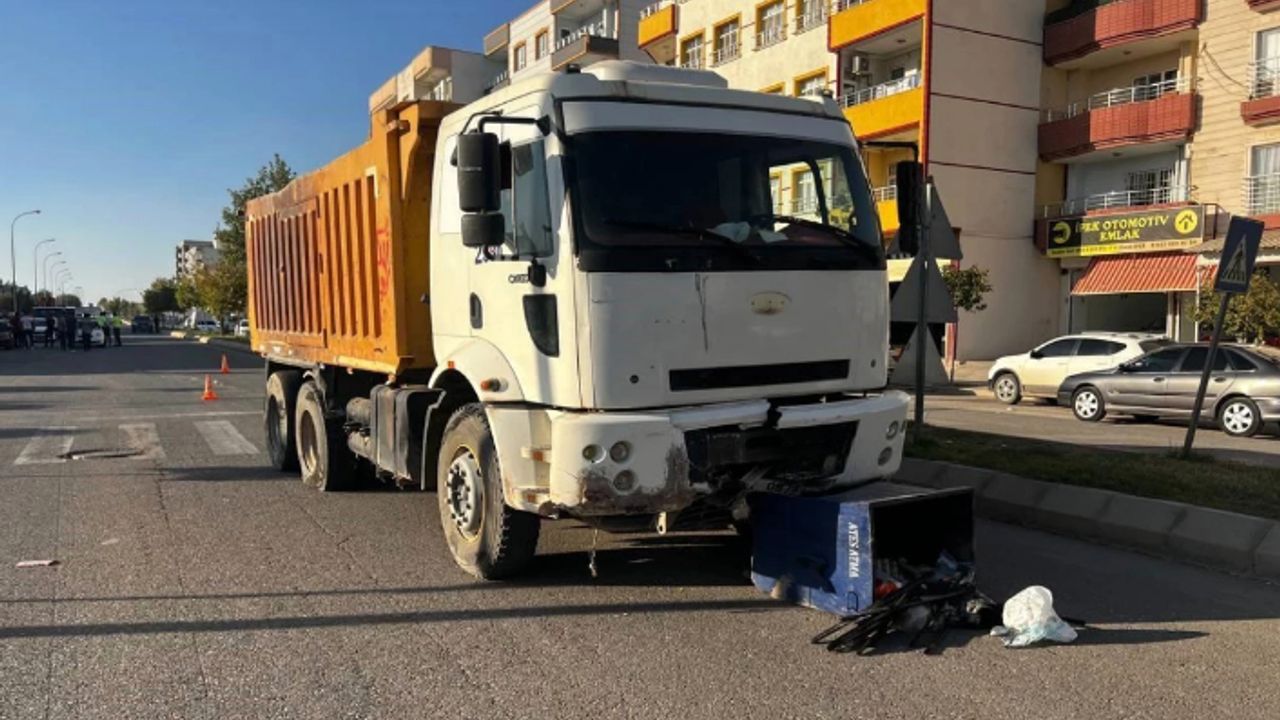 Freni boşalan kamyon araçların arasına daldı!