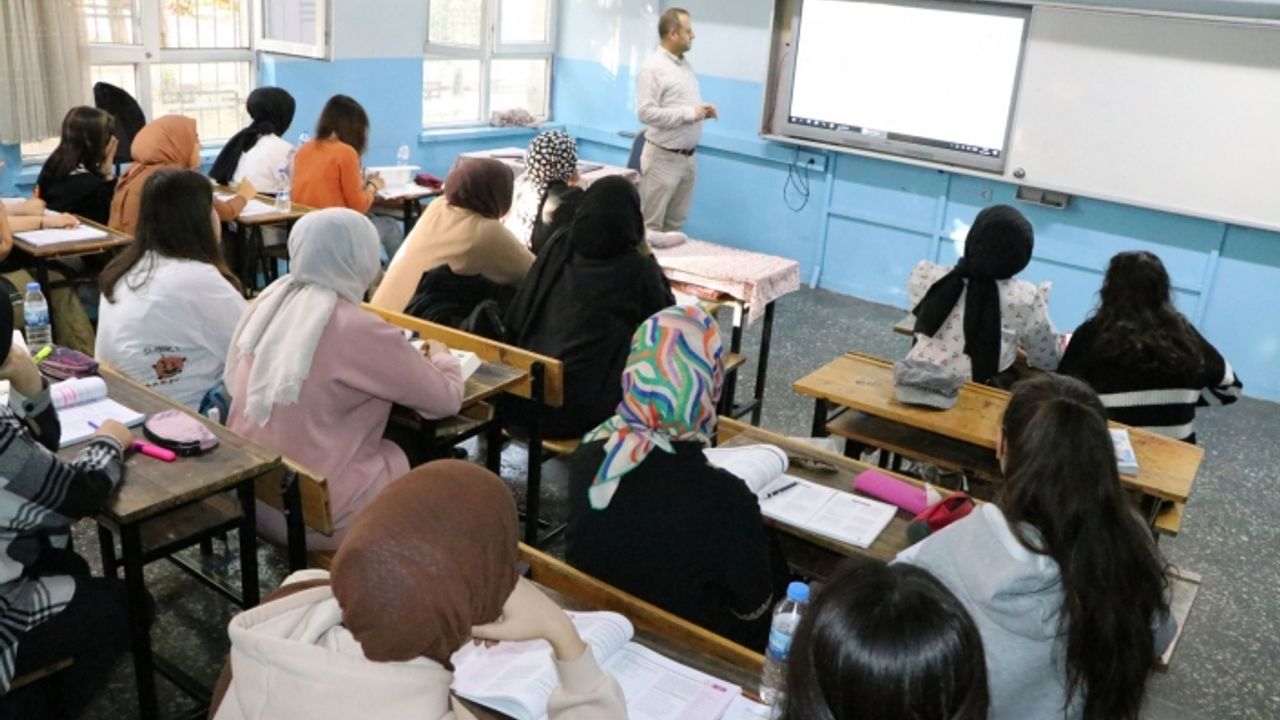 Üniversiteye hazırlanan gençlerden Canpolat'a teşekkür