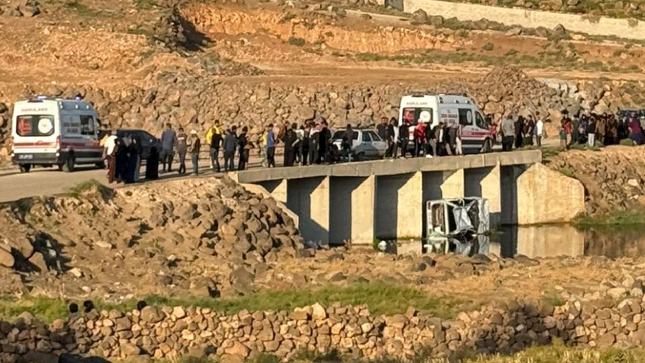 Urfa'da otomobil köprüden dereye uçtu