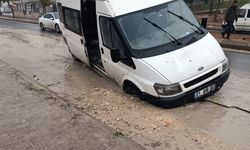 Eyyübye’de Minibüs Çukura Çakıldı.