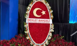 Devlet Bahçeli'nin gönderdiği çelenk kongreye damga vurdu