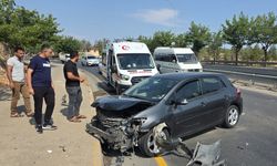 Virajı alamayan kadın sürücü kaza yaptı