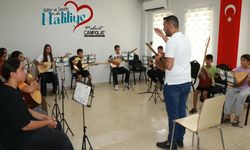 Kısaslı çocuklar bağlamayla tanışıyor