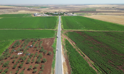 Hilvan’da 7 km’lik grup yolu sathi kaplama ile yenilendi