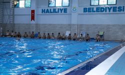 Haliliyeli gençler belediye havuzlarında serinliyor