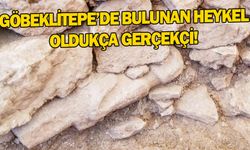 Bir eli göğsünde bir eli ise...