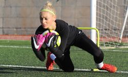 Siverek'te futbol oynayan kadın sporcunun cesur pozları dikkat çekti