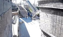 Okul önünde şok olay! Çocukları harçlıkla kandırdı