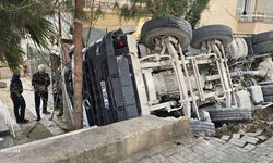 Urfa'da beton mikseri devrildi