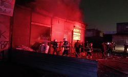 Hurdacı deposunda çıkan yangına 5 itfaiye aracıyla 14 er müdahale etti