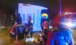 Yolcu otobüsü devrildi: ölü ve yaralılar var..