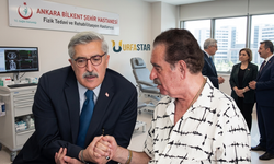 İbo ziyaretçilerine türkü söyledi