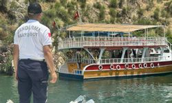 Fırat Nehri'nde arızalanan teknenin imdadına jandarma yetişti