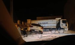 Hilvan’da otomobil yol çalışması çukuruna düştü