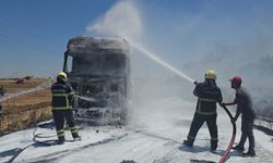 Şanlıurfa'da saman yüklü tır kül oldu