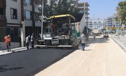Büyükşehir, Karaköprü’de yolları sıcak asfaltla yeniliyor