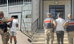 Karaköprü'de aranan 2 hükümlü jandarmadan kaçamadı