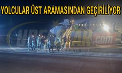 Yolcular uçaktan indiriliyor