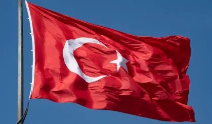 Türk bayrağı yeniden göndere çekildi!